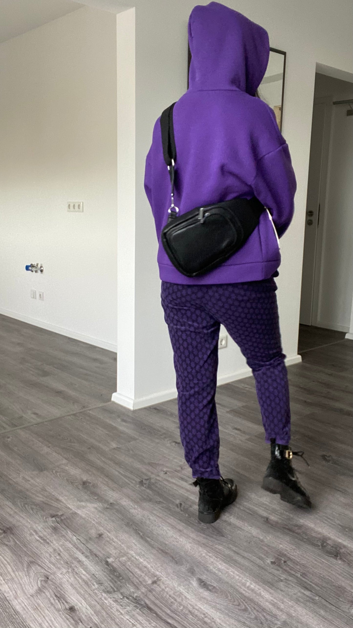 Universe Umhängetasche/Bauchtasche /Handytasche in Schwarz