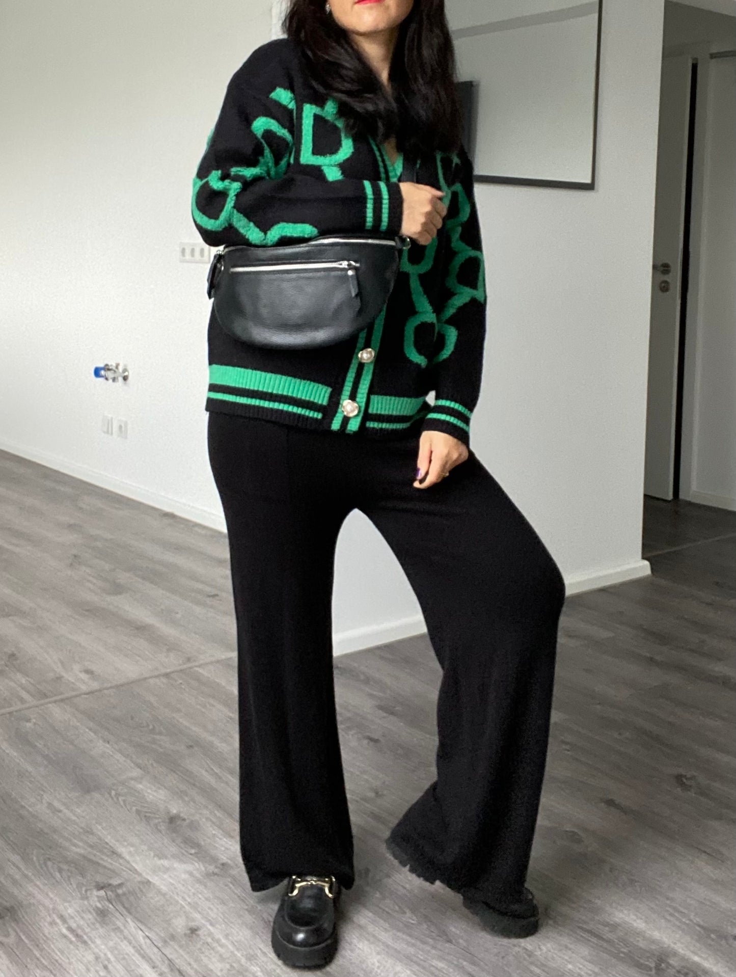 Umhängtasche- Crossbody bag-Brusttasche aus Echtleder +Doppel Fächer in Schwarz