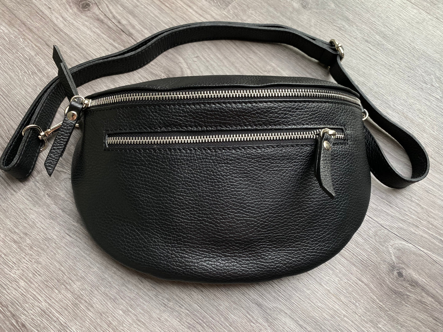 Umhängtasche- Crossbody bag-Brusttasche aus Echtleder +Doppel Fächer in Schwarz