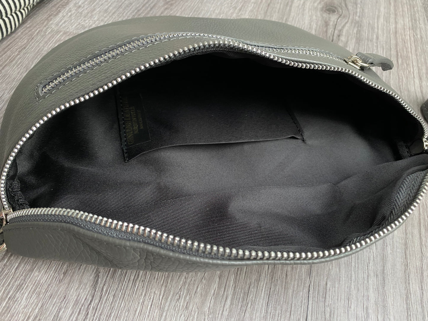 Umhängtasche- Crossbody bag-Brusttasche aus Echtleder +Doppel Fächer in Grau