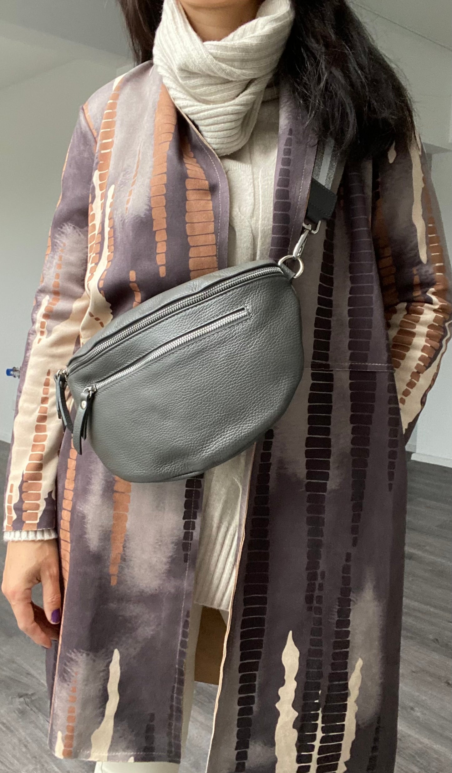 Umhängtasche- Crossbody bag-Brusttasche aus Echtleder +Doppel Fächer in Grau
