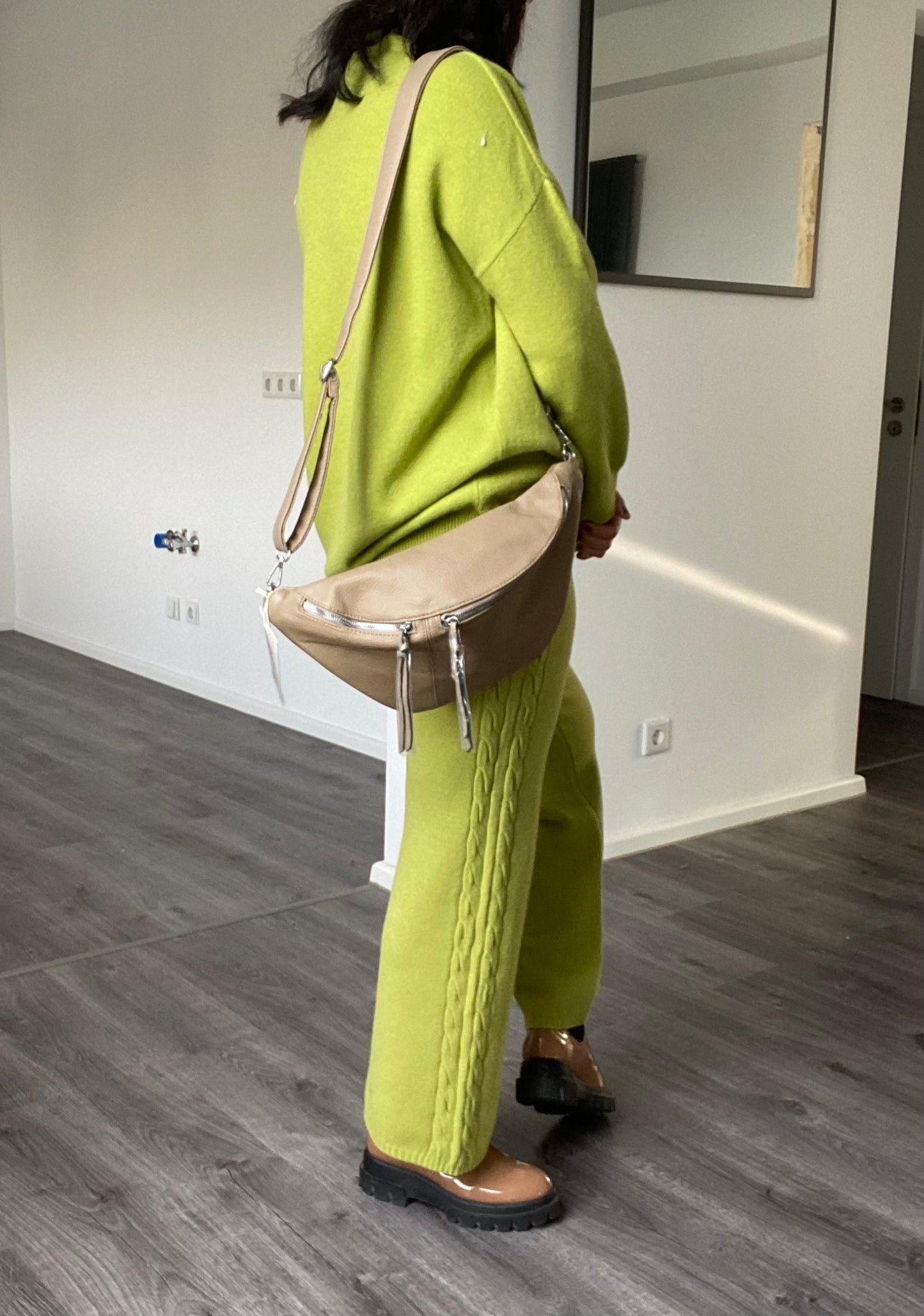 Umhängetasche-crossbody bag -Schultertasche praktisch für Unterwegs in Hellbeige