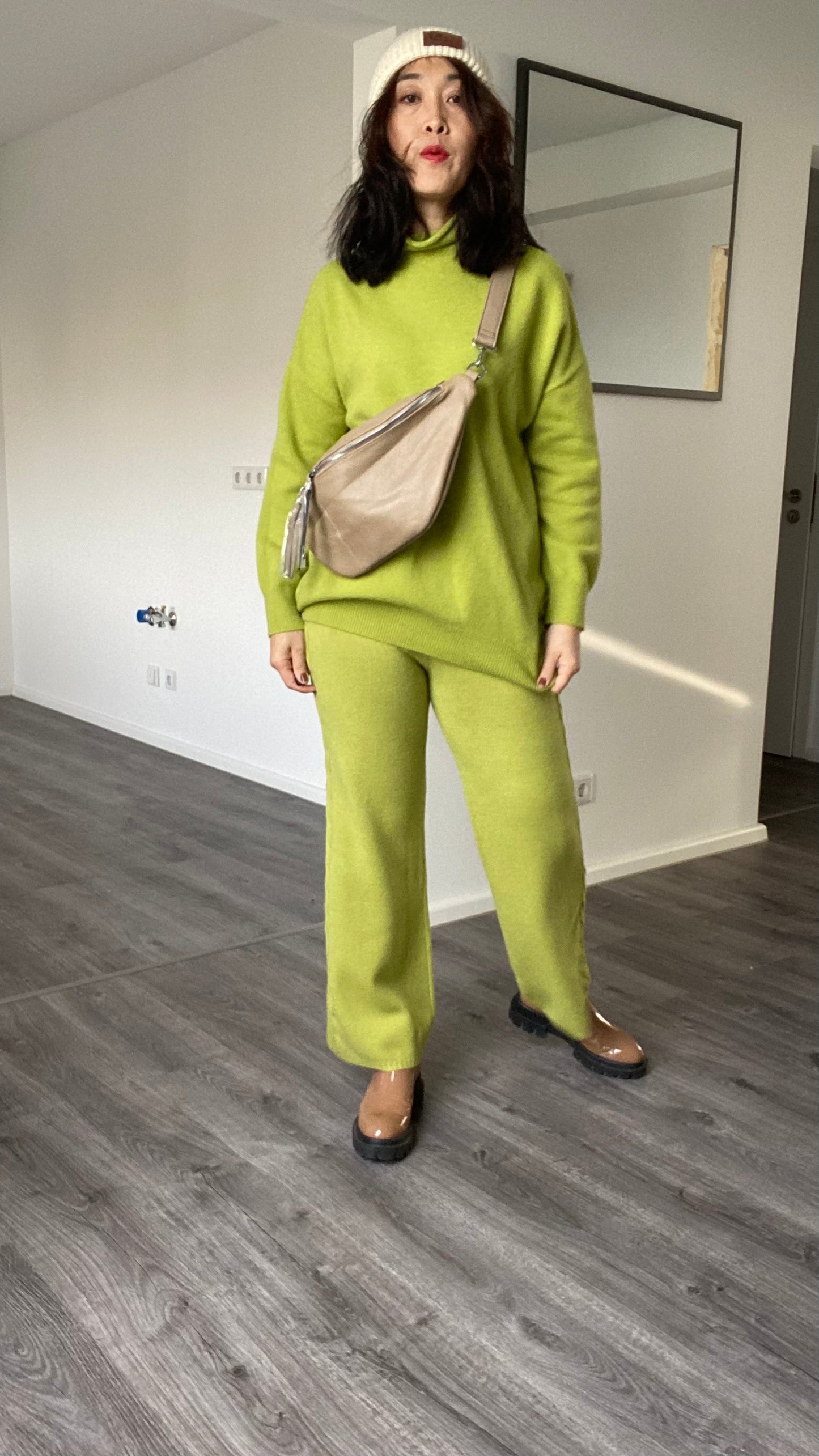 Umhängetasche-crossbody bag -Schultertasche praktisch für Unterwegs in Hellbeige
