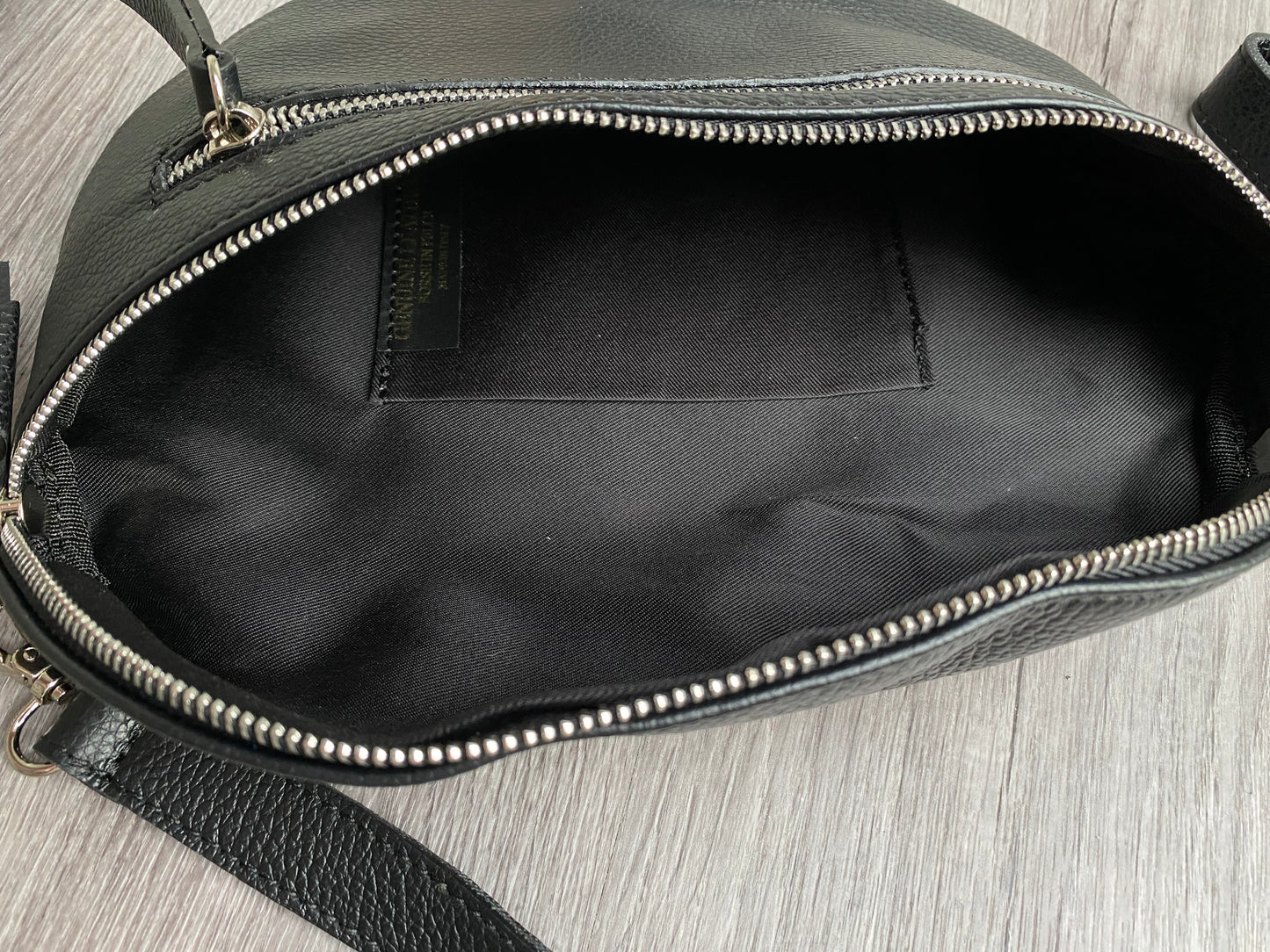 Umhängtasche- Crossbody bag-Brusttasche aus Echtleder +Doppel Fächer in Schwarz
