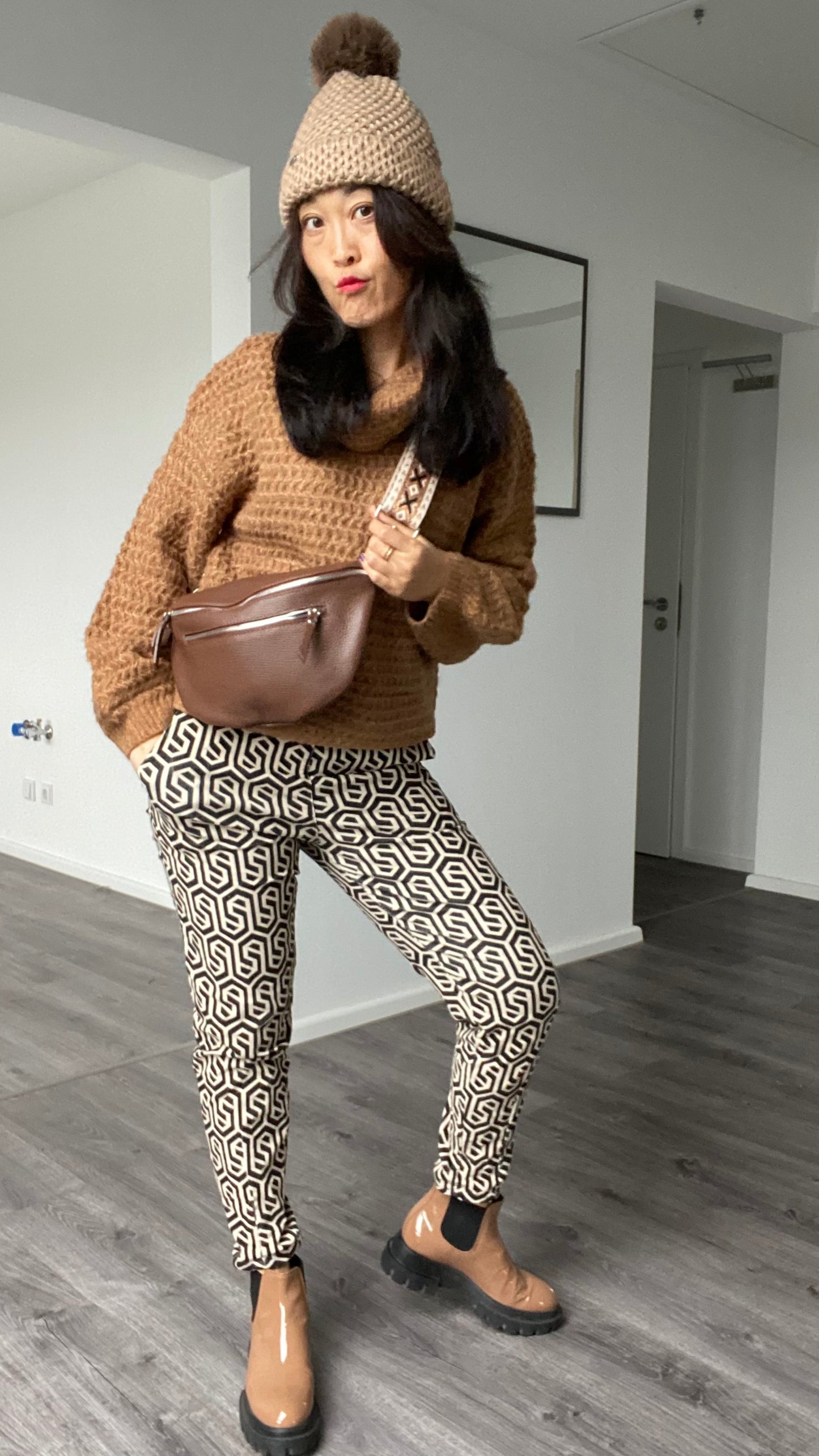 Umhängtasche- Crossbody bag-Brusttasche aus Echtleder +Doppel Fächer in Braun
