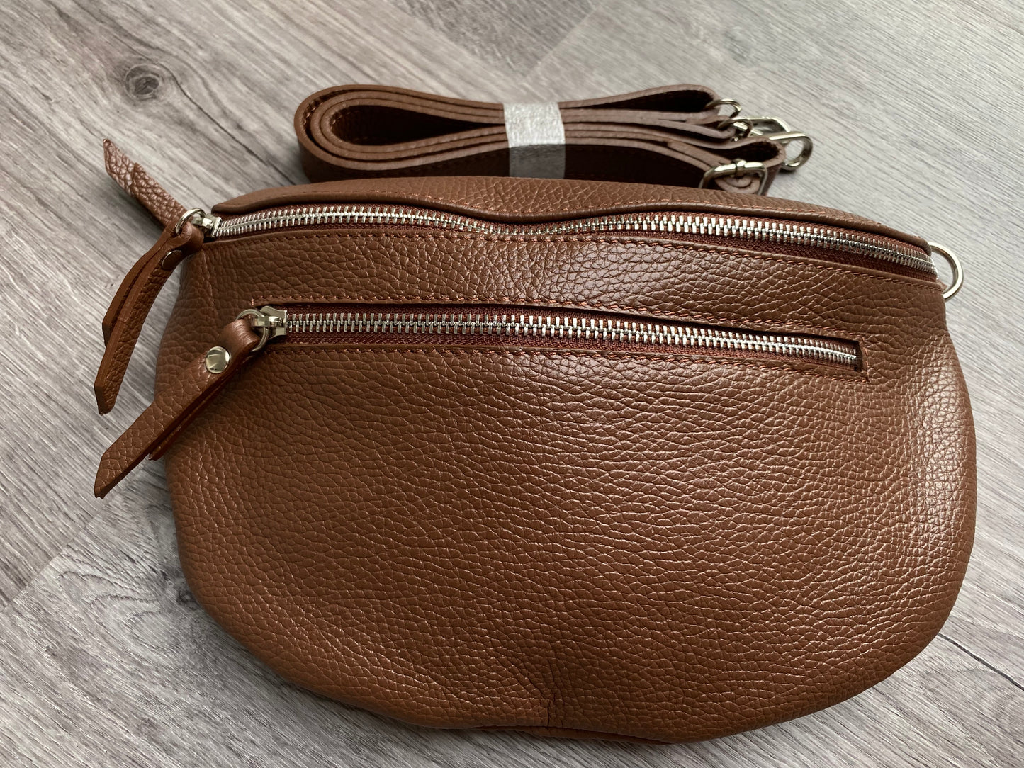 Umhängtasche- Crossbody bag-Brusttasche aus Echtleder +Doppel Fächer in Braun