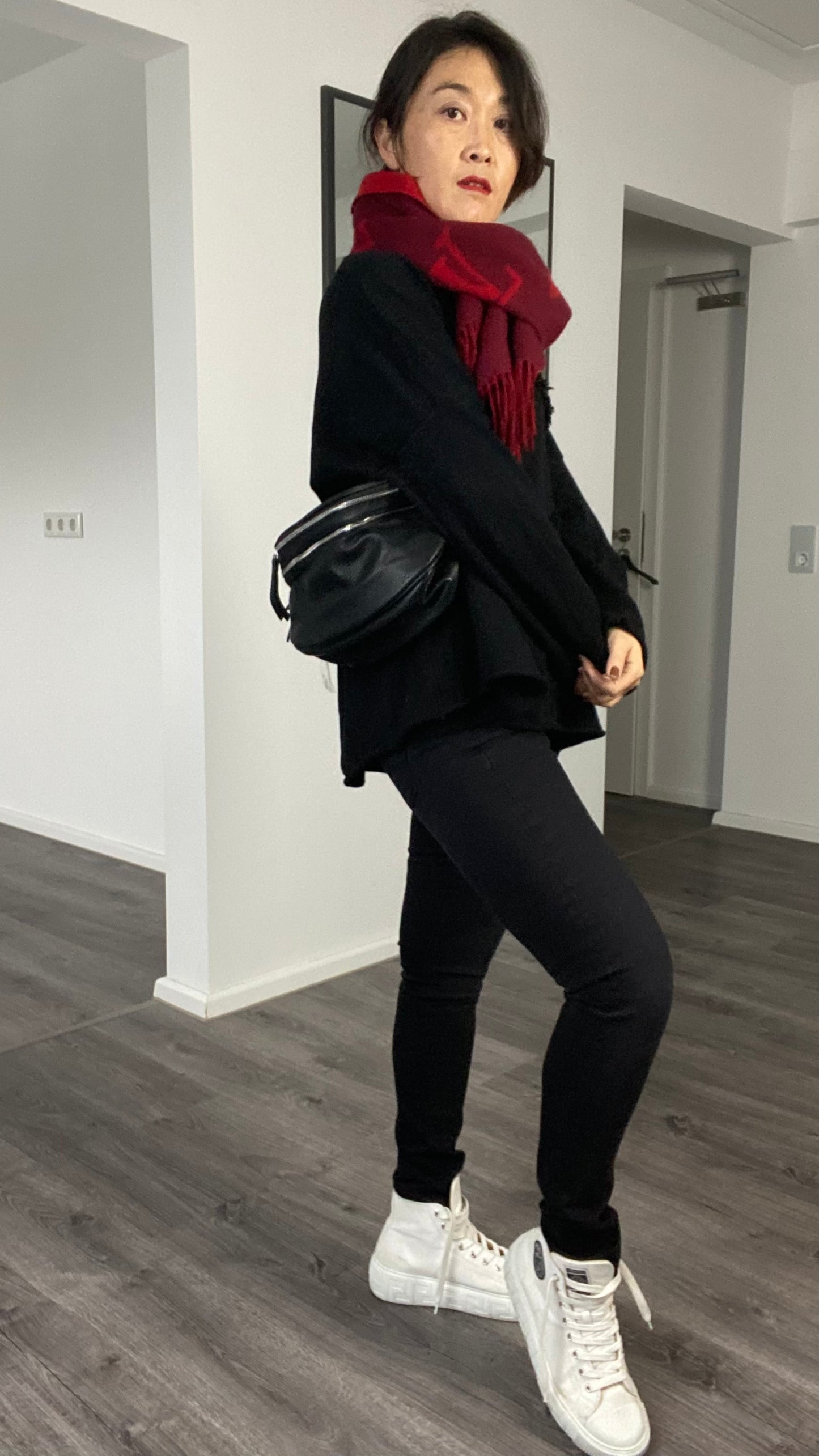 Damen Umhängetasche-Schultertasche-Bauchtasche mit mehrer Fächer in Schwarz