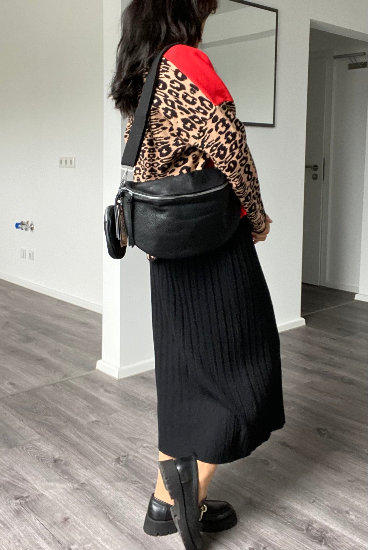 Damen Umhängetasche -Crossbody bag -Hüfttasche-mit kleiner Münzenstasche In Schwarz