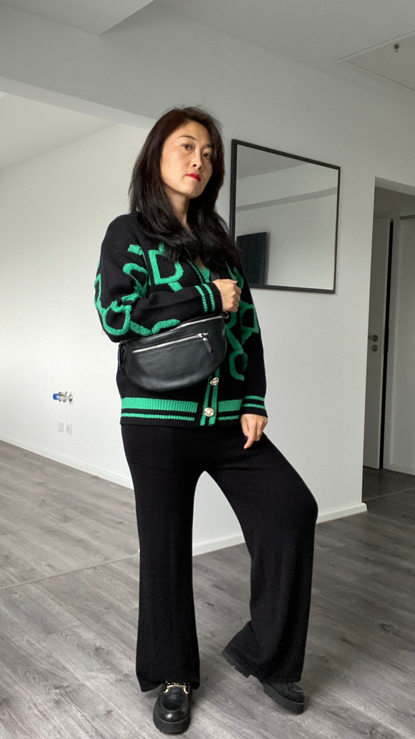 Umhängtasche- Crossbody bag-Brusttasche aus Echtleder +Doppel Fächer in Schwarz