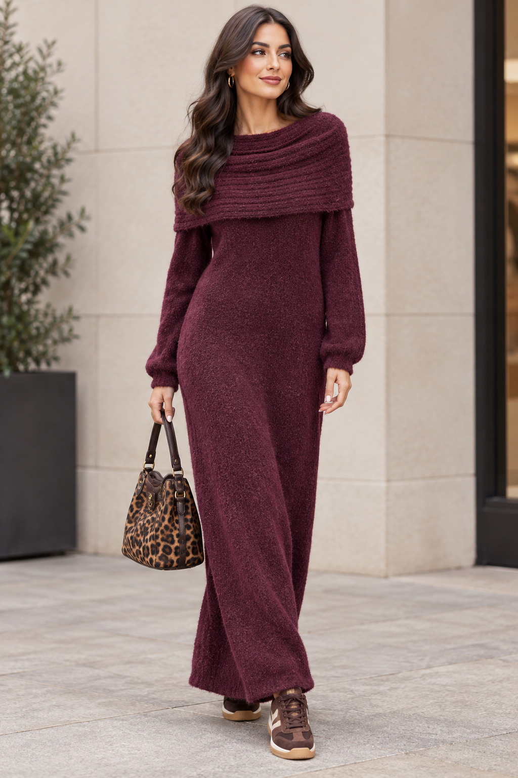 Damen Maxi Kleid mit braunen Sneakers und Leo-Tasche
